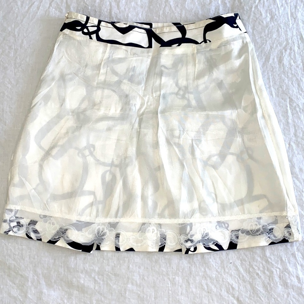 Trina Turk mini pleat skirt with faux pockets ,side zip. Chain print - Picture 7 of 11